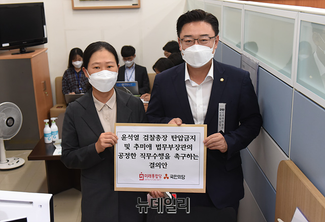 ▲ 김성원 미래통합당 원내수석부대표와 권은희 국민의당 원내대표가 3일 오후 국회 의안과에 '윤석열 검찰총장 탄압금지 및 추미애 법무부 장관의 공정한 직무'를 촉구하는 결의안을 제출하고 있다.ⓒ박성원 기자