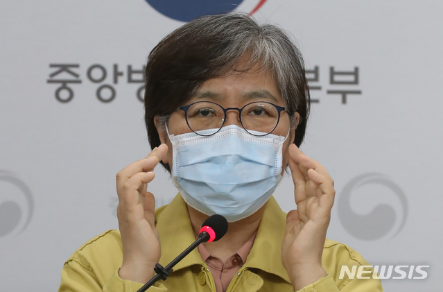 ▲ 정은경 중앙방역대책본부장(질병관리본부장)이 3일 오후 충북 청주 질병관리본부에서 마스크 착용법을 설명하고 있다. ⓒ뉴시스