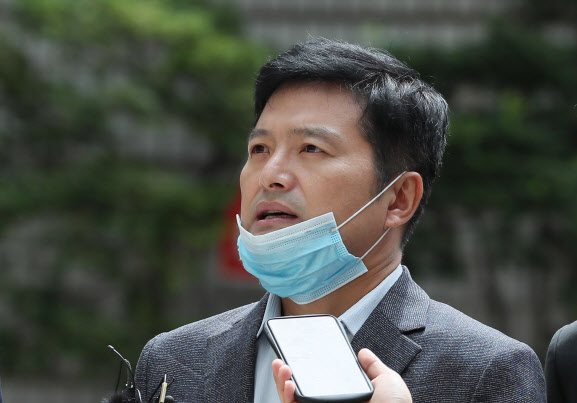 ▲ 김태우 전 검찰 수사관이 3일 오후 서울 서초구 서울중앙지법에서 열린 조국 전 법무부 장관의 속행공판에 증인으로 출석해 취재진의 질문에 답하고 있다. ⓒ연합뉴스