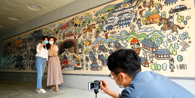 ▲ 청도군은 청도신화랑풍류마을에 위치한 화랑오계관 중앙통로벽에 포토존을 조성해 관광객을 맞이한다.ⓒ청도군