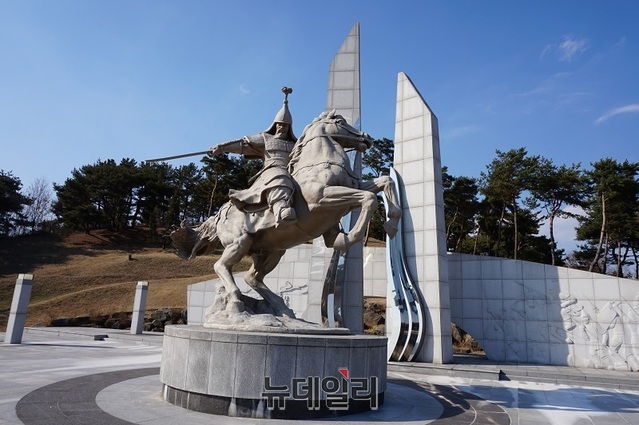 ▲ 충남 논산 탑정호 인근 백제군사박물관 왼쪽 산에 세워진 계백장군의 동상.ⓒ뉴데일리 충청본부 D/B