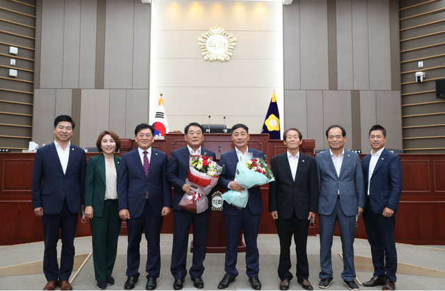 ▲ 성주군의회는 3일 제250회 성주군의회 임시회를 열어 제2기 의장에는 김경호 의원, 부의장에는 전수곤 의원을 선출했다.ⓒ성주군의회