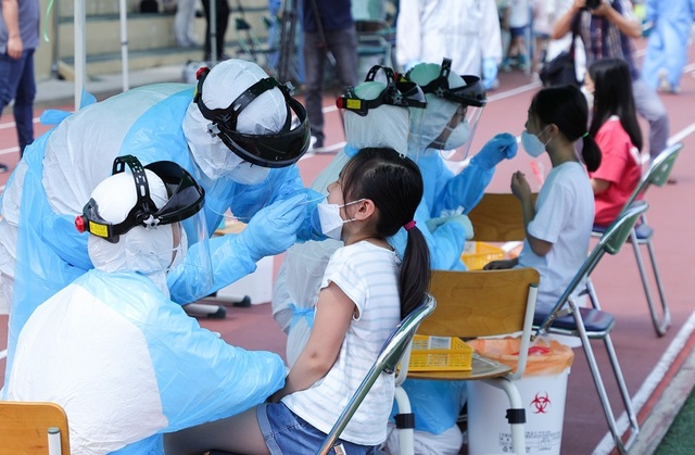 ▲ 코로나19 확진자가 발생한 대전 천동초등학교 학생들이 학교에 설치한 선별진료소에서 코로나19 검사를 받고 있다.ⓒ대전시
