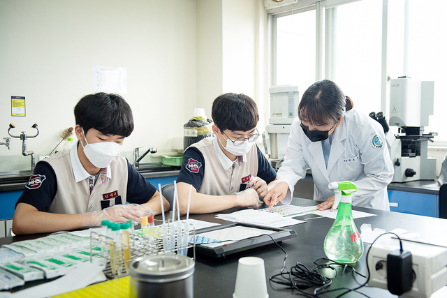 ▲ 고교 학생들이 임상병리학 전공 실무체험을 하고 있다.ⓒ대구한의대