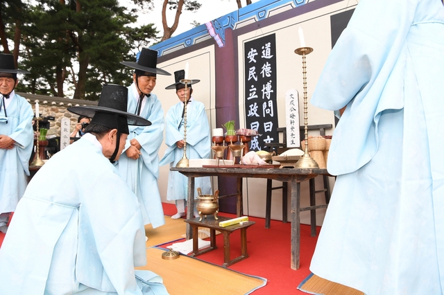 ▲ 영주시는 지난 4일 소수서원 경내에서 ‘2020 세계유산축전’의 일환으로 ‘소수서원 향사’를 재연했다.ⓒ영주시