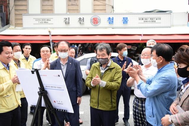 ▲ 김충섭 김천시장은 지난 3일 관내 중앙시장 일원 주요사업지 현장을 찾아 현장상황과 여건 등을 확인하며 인근 주민 및 상인회의 의견을 수렴했다.ⓒ김천시