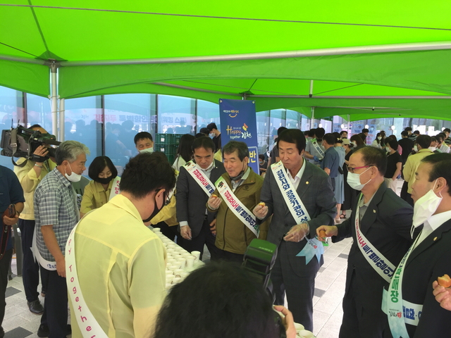 ▲ 김천시(시장 김충섭)는 지난 3월 26일에 이어 우리축산물 소비촉진행사를 추진해 행사에 참석한 이전기관 직원 및 시민을 대상으로 구운계란 무료 시식‧나눔행사를 추진했다.ⓒ김천시