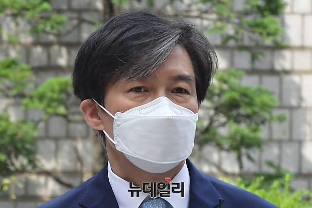 ▲ 조국 전 법무부장관이 지난달 19일 오전 서울 서초구 서울중앙지법으로 출석하며 취재진의 질문에 답하고 있다. ⓒ권창회 기자