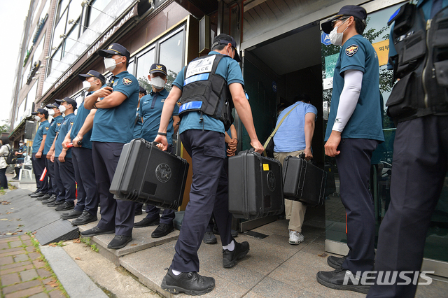 ▲ 경찰이 지난달 26일 대북전단 살포 활동을 해온 탈북민단체 '자유북한운동연합' 박상학 대표의 사무실을 압수수색하기 위해 서울 송파구 자유북한운동연합 사무실로 들어서고 있다ⓒ뉴시스