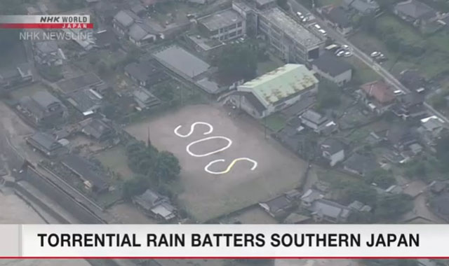 ▲ 일본 규슈 구마모토현의 폭우피해를 입은 한 마을에 SOS 표시가 보인다. ⓒNHK 월드 뉴스라인 관련보도 화면캡쳐.