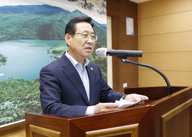 ▲ 이차영 괴산군수는 신종 코로나바이러스 감염증 확산방지를 위해 2월 23일~5월 5일 사이 연속 5일 이상 휴업한 집중 관리업소에 50만원씩의 소득손실보상금을 지원한다고 밝혔다.ⓒ괴산군