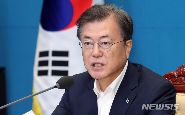 ▲ 6일 여론조사 전문기관 리얼미터의 7월 1주차 주간 집계 조사 결과, 문재인(사진) 대통령의 국정 수행 지지율(긍정평가)은 전주 대비 3.5%p 내린 49.8%(매우 잘함 29.3%, 잘하는 편 20.5%)를 기록했다. ⓒ뉴시스