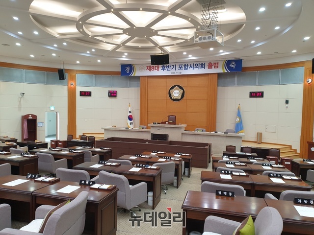 ▲ 제271회 포항시의회 임시회가 열리는 포항시의회 본회의장, 의원들이 참석하지 않아 텅 비어 있다.ⓒ뉴데일리