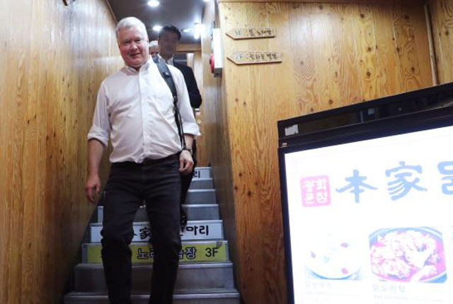 ▲ 방한할 때마다 찾는 광화문 '닭한마리' 식당에서 식사를 마치고 행복한 표정으로 나오는 스티븐 비건 미국 국무부 부장관 겸 대북정책 특별대표. 그의 '닭한마리' 사랑 때문에 국내 일각에서는 