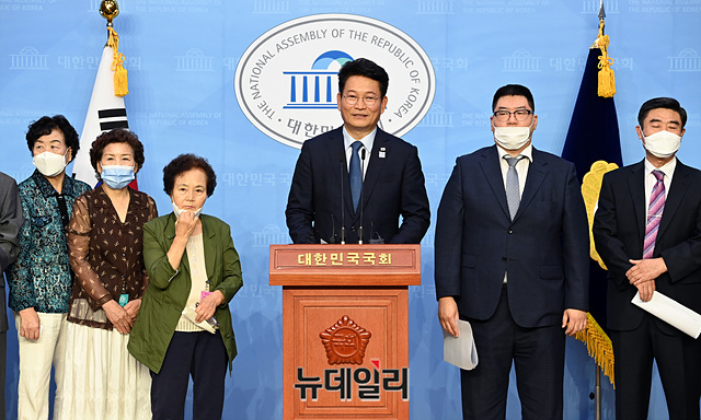 ▲ 국회 외통위 위원장인 송영길 더불어민주당 의원, 위안부 피해 할머니 유족, 강제징용 피해자 유족 등이 2일 오전 국회 소통관 기자회견장에서 열린 '이영훈 교수 등 반일종족주의와의 투쟁 빕필진 및 류석춘 교수 고소 기자회견'을 갖고 있다. ⓒ박성원 기자