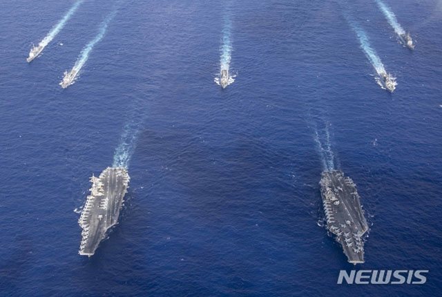 ▲ 현재 남지나해에서 훈련을 벌이고 있는 미해군 항공모함들. 국내 언론들 보도와 달리 항공모함과 B-52H 전략폭격기의 출동 및 배치는 중국을 견제하고 일본과 대만 등 동아시아 지역 내 동맹국을 지키기 위한 조치다. ⓒ뉴시스. 무단전재 및 재배포 금지.