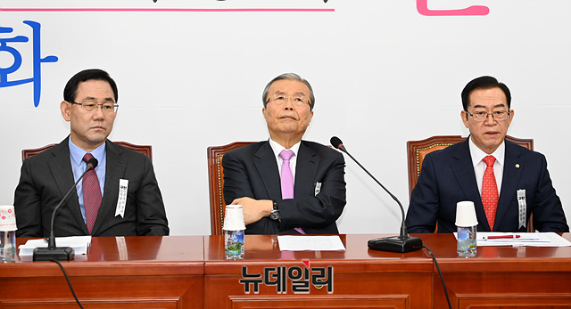 ▲ 김종인 미래통합당 비상대책위원장, 주호영 원내대표 등 지도부가 6일 오전 국회에서 열린 비상대책위원회의에 참석하고 있다.ⓒ박성원 기자