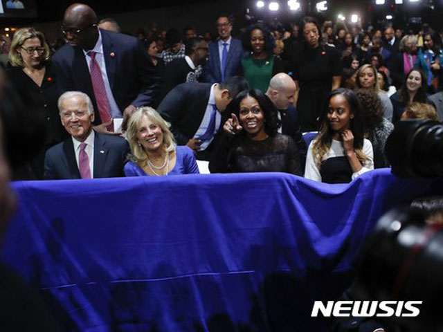 ▲ 2017년 1월 버락 오바마 전 대통령의 고별연설장에 모인 조 바이든 당시 부통령 내외와 영부인 미셸 오바마. 바이든 전 부통령은 이번 대선에서 이기기 위해 러닝메이트로 흑인 여성을 내세울 것으로 알려졌다. ⓒ뉴시스 AP. 무단전재 및 재배포 금지.