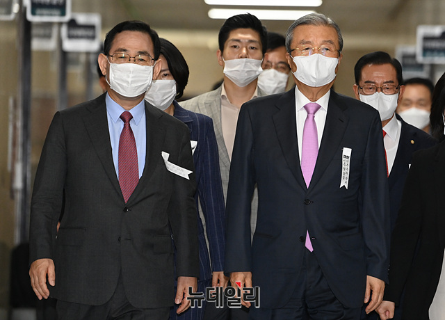 ▲ 김종인 미래통합당 비상대책위원장, 주호영 원내대표 등 지도부가 6일 오전 국회에서 열린 비상대책위원회의에 참석하고 있다.ⓒ박성원 기자