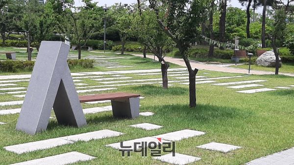 ▲ 6일 낮 세종시청 주변에 설치된 작은 산책로가 찾는 이가 없어 한가롭기 만하다.ⓒ김동식 기자