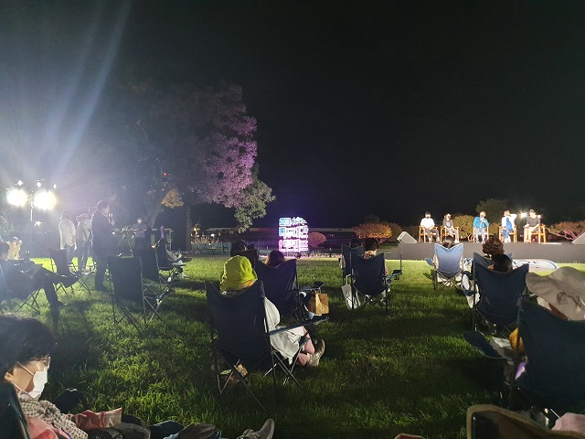 ▲ 2020 백두대간 인문캠프 1회 경주 편은 첨성대 북편 잔디밭에서 이현세 만화가를 초청 ‘나의 어린 시절, 이현세의 꿈을 키운 경주와 만화’라는 주제로 강연이 열렸다.ⓒ경주시