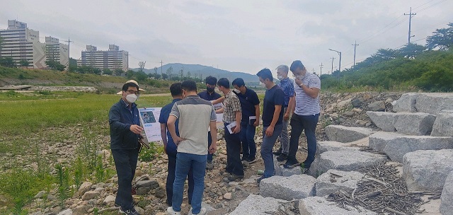 ▲ 포항시 생태하천과는 현장에서 브레인스토밍(자율토론)을 개최했다.ⓒ포항시