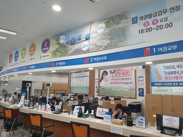 ▲ 포항시청 민원실에 유니버셜 디자인 ‘픽토그램’을 설치했다.ⓒ포항시