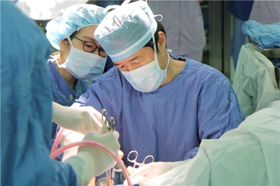 ▲ 대전을지대학교병원 산부인과 양윤석 교수팀이 최초로 ‘무흉터·무가스 로봇 자궁적출술(Robotic vNOTES)’에 성공했다.ⓒ대전을지대병원