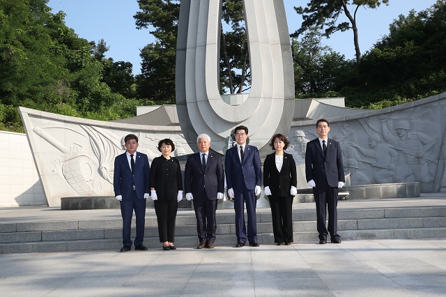 ▲ 포항시의회 정해종 의장, 백인규 부의장, 김민정 자치행정위원장, 김철수 경제산업위원장, 권경옥 복지환경위원장, 조영원 건설도시위원장 등 후반기 의장단 및 상임위원장단이 덕수공원 충혼탑을 찾아 헌화·참배를 하고 있다.ⓒ포항시의회