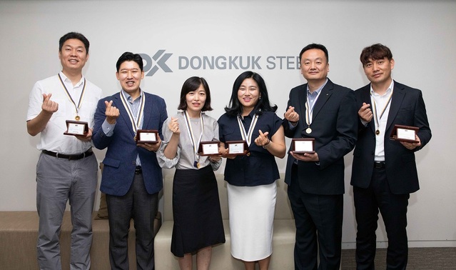 ▲ 창립 66주년 기념일에 근속상을 수상한 동국제강 직원들이 기념촬영을 하고 있다.ⓒ동국제강