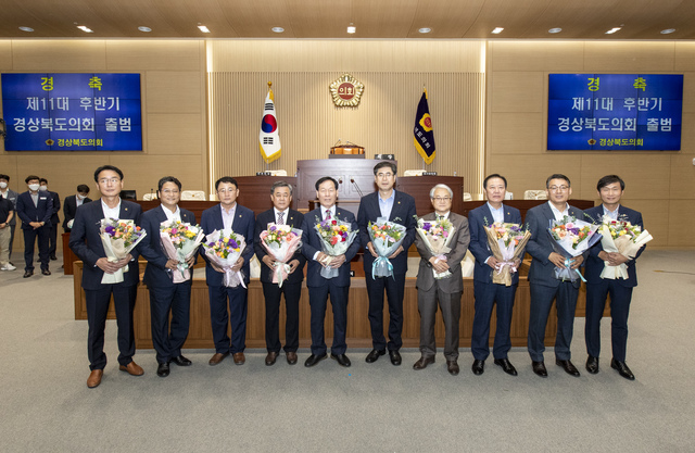 ▲ 고우현 의장과 7개 상임위원장이 상임위원장 선출 후 단체로 기념촬영을 하고 있다.ⓒ경북도의회
