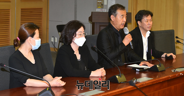 ▲ '사회정의를 바라는 전국교수모임' 공동대표를 맡고 있는 최원목(오른쪽 두번째) 이화여대 교수가 이종원씨에 대한 검찰의 구속수사를 비판하는 내용의 정교모 성명서를 7일 오후 국회의원회관에서 낭독하고 있다.ⓒ이종현 기자