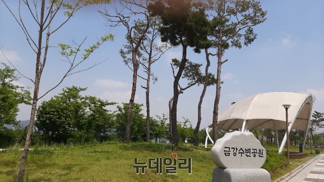 ▲ 세종시청 뒤편 금강 주변에 조성된 ‘금강수변공원’이 7일 낮 무더위 속 코로나19의 영향으로 한적하다.ⓒ김동식 기자