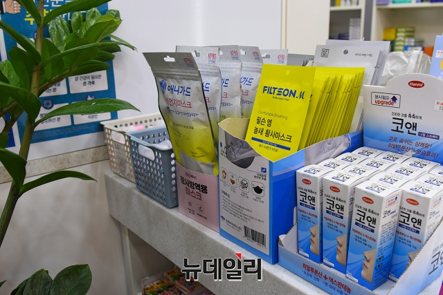 ▲ 약국을 방문한 한 시민이 서울 송파구의 한 약국에서 보건용 마스크를 구매하고 있다.  ⓒ권창회 기자