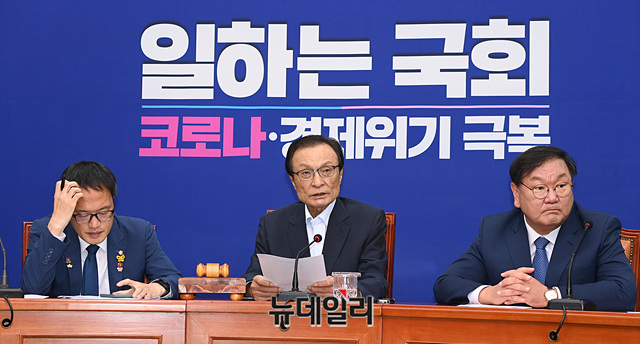 ▲ 이해찬 더불어민주당 대표가 6일 오전 국회에서 열린 최고위원회의를 주재하고 있다.ⓒ박성원 기자