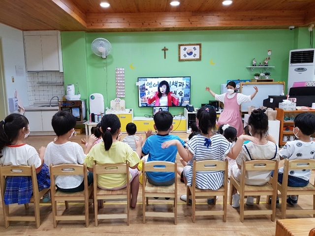 ▲ 대구2·28기념학생도서관은 코로나19로 도서관 방문이 어려운 유치원 원아들의 건강한 독서활동 지원을 위해 동촌성모유치원과 연계, 화상앱으로‘영어 그림책과 친구해요’를 지난 6일부터 운영한다.ⓒ대구시교육청