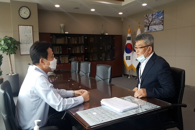 김학동 예천군수(오른쪽)는 지난 6일 중앙부처를 차례대로 방문해 지역 건의사업에 대한 사업설명 및 예산 반영을 적극 건의했다.ⓒ예천군