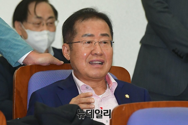 ▲ 홍준표 의원이 지난 7일 오전 국회 의원회관에서 열린 '대한민국 미래혁신포럼'에 참석해 자리하고 있다.ⓒ권창회 기자