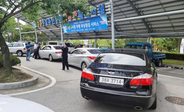 ▲ 현대모비스와 현대자동차가 7, 8일 충주시민을 대상으로 드라이브스루 방식의 차량 무상점검을 실시하고 있다.ⓒ충주시