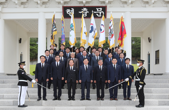 ▲ 고우현 의장을 비롯한 경북도의회 부의장, 각 상임위원장, 영천 지역구 의원, 의회사무처 간부공무원 등 30여명은 8일 오전 영천호국원을 찾아 헌화 및 분향, 호국영령과 순국선열에 대한 묵념 등 참배를 했다.ⓒ경북도의회