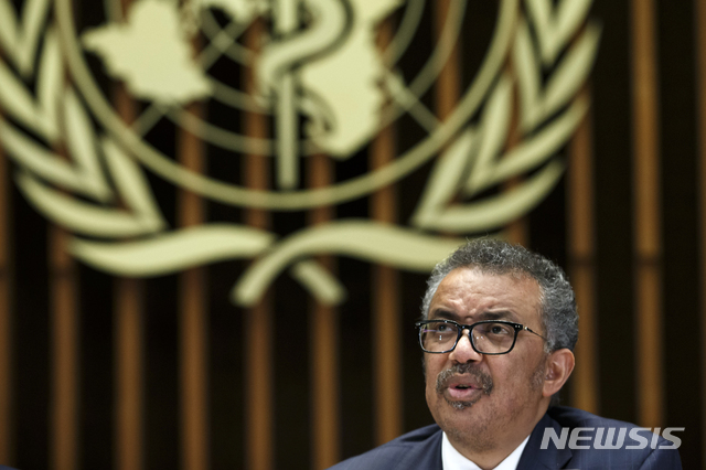 ▲ 제네바=AP/뉴시스]테워드로스 아드하놈 거브러여수스 세계보건기구(WHO) 사무총장이 12일(현지시간) 스위스 제네바의 WHO 본부에서 우한코로나 관련 기자회견을 하는 모습. WHO는 친중국 행보 논란이 끊이지 않고 있다.ⓒ뉴시스