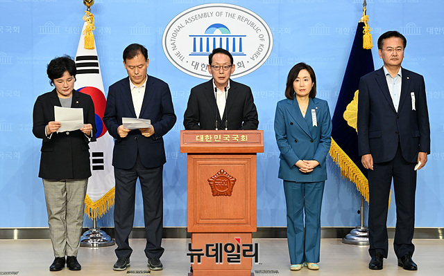 ▲ 김도읍 미래통합당 의원 등 통합당 법제사법위 위원들이 8일 오후 국회 소통관 기자회견장에서 법사위 개회 및 윤석열 검찰총장 출석 요청 기자회견을 갖고 있다.ⓒ박성원 기자