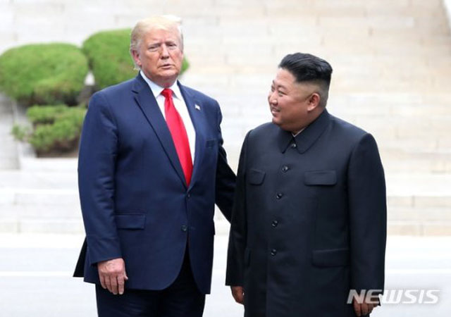 ▲ 지난해 6월 30일 판문점에서 만난 도널드 트럼프 미국 대통령과 김정은. ⓒ뉴시스. 무단전재 및 재배포 금지.