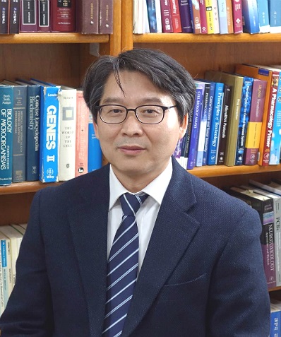 ▲ 충북대 약학대학 홍진태 교수.ⓒ충북대