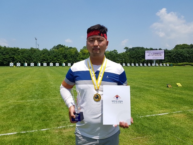 ▲ 8일 경북 예천진호국제양궁장에서 막을 내린 ‘제37회 올림픽제패기념 회장기 전국대학실업양궁대회’에서 김우진 선수가 금메달 4개를 목에 걸었다.ⓒ청주시