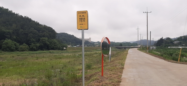 ▲ 경북 영주시(시장 장욱현)는 장수교에서 무섬마을에 이르는 약 20Km의 자전거 도로에 국가지점번호판 32개를 설치했다고 지난 7일 밝혔다.ⓒ영주시