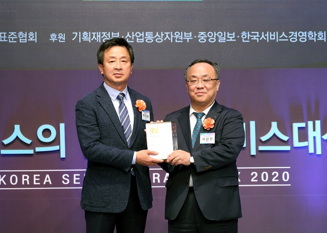 ▲ 백정완 대우건설 주택건축사업본부장(왼쪽)이 '2020 한국서비스대상 시상식'에서 아파트부문 종합대상을 수상한 후 기념촬영을 하고 있다ⓒ대우건설