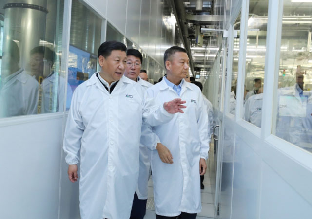 ▲ 반도체 시설을 둘러보는 시진핑. 중국은 반도체 기술 개발에 국력을 집중하고 있다.(기사 본문과 직접적인 관련은 없습니다.) ⓒ뉴시스. 무단전재 및 재배포 금지.