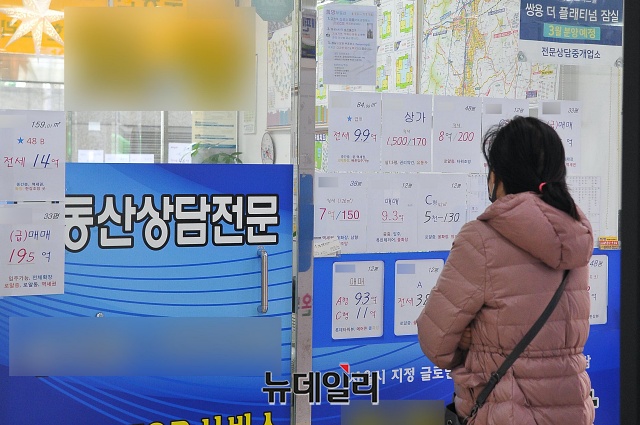 ▲ 한 시민이 서울 송파구 부동산중개소에 붙어 있는 매물전단을 보고있다.ⓒ뉴데일리 DB