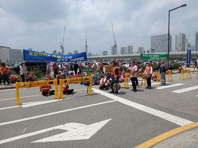 ▲ 포항지진피해시민들은 9일 산자부 및 국무조정실 앞에서 항의 시위를 가졌다.ⓒ포항지진범대위